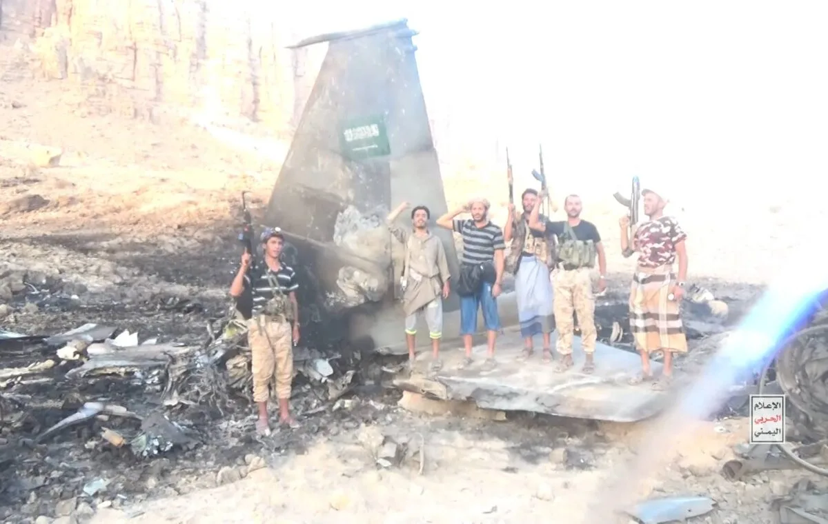 Houthis divulgam destroços e dizem ter abatido F-15 saudita no Iêmen