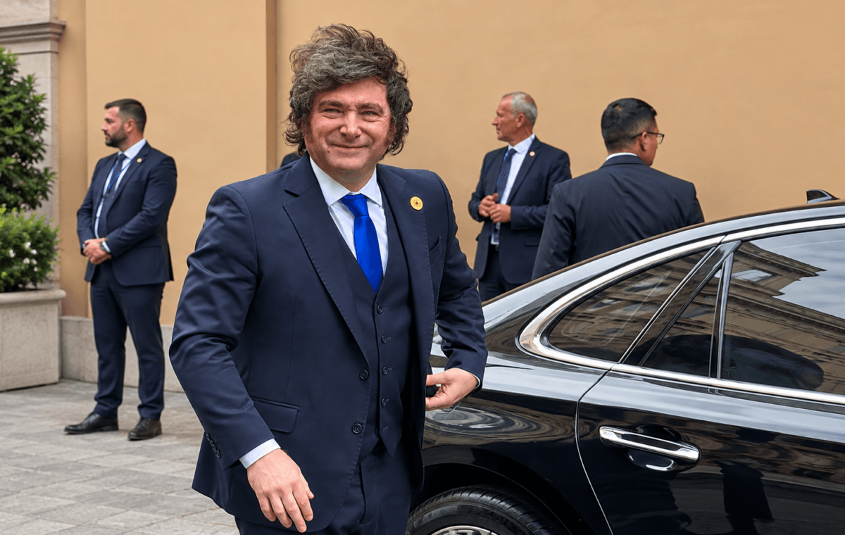 Milei apoia Flávio Bolsonaro e volta a criticar governo Lula