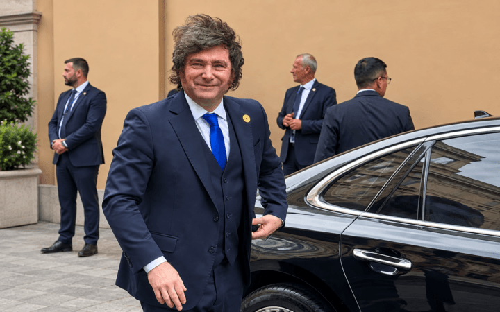 Milei apoia Flávio Bolsonaro e volta a criticar governo Lula