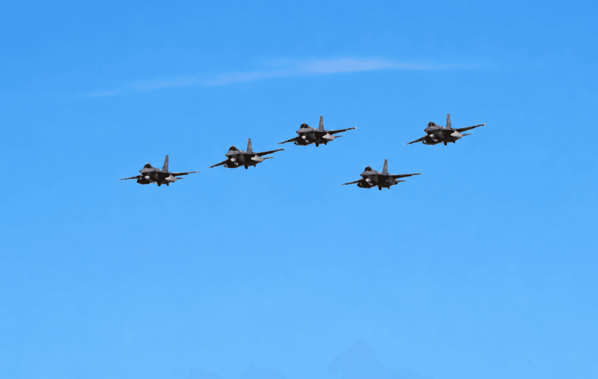 F-16 da Argentina passam sobre fábrica da Embraer em SP