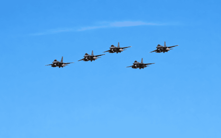 F-16 da Argentina passam sobre fábrica da Embraer em SP