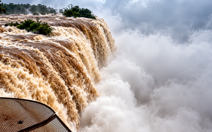 Cheia das Cataratas do Iguaçu provoca retirada de grades da passarela