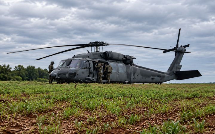 Black Hawk da FAB pousa em plantação de milho no Paraná