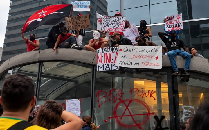 Ato pró-Lula na Paulista tem vandalismo e denúncias de agressão