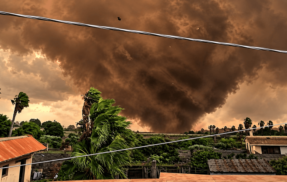 Tornado na Sicília atinge escola, vira carros e deixa feridos