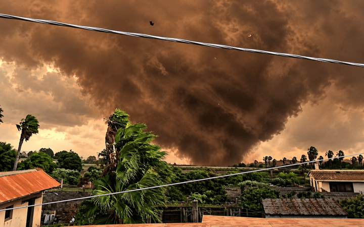 Tornado na Sicília atinge escola, vira carros e deixa feridos