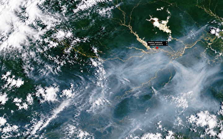 NASA registra fumaça de queimadas no Amazonas vista do espaço